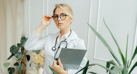 mannen en vrouwen in ziekenhuizen