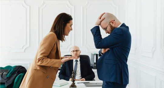 vrouw gebannen van vrijwilligerswerk op school zoon
