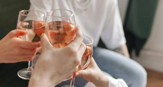 de manier om je wijnglas vast te houden
