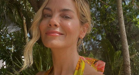 michelle monaghan uit the white lotus deelt haar skincare geheim
