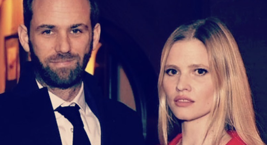 Illustratie voor: Lara Stone stapt in huwelijksbootje met haar Tinder-match