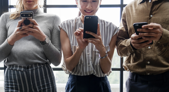 Illustratie voor: Waarom je telefoonverslaving je productiviteit naar beneden haalt