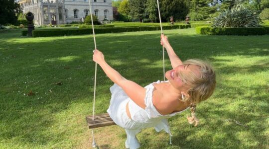Vrouw op schommel.