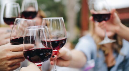 Illustratie voor: Zo drink je rode wijn zonder rode tanden of lippen te krijgen