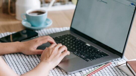 Vrouw typt op computer.