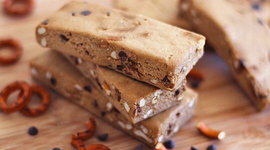 Illustratie voor: Zo maak jij vegan protein powerbars om je vingers bij af te likken