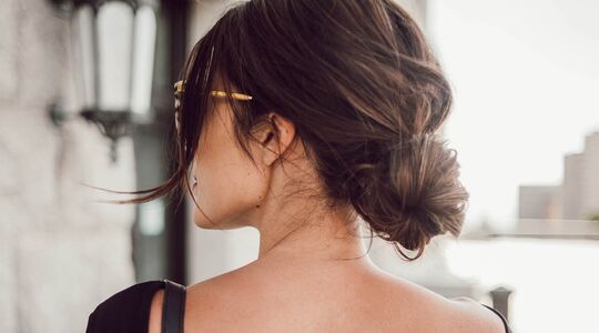 Illustratie voor: Zo maak jij de perfecte messy bun in 5 stappen