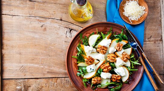 Illustratie voor: Dit recept voor een zomerse salade met peer wil je deze week maken