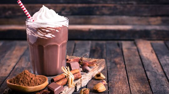 Illustratie voor: Het is Koffie Milkshake Dag! Trakteer jezelf op deze overheerlijke versie met Nutella