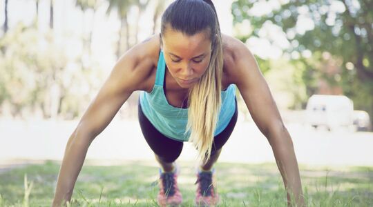 Illustratie voor: Geen sportschool? Met deze workout heb je alleen je lichaamsgewicht nodig
