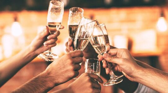 Illustratie voor: Cheers! Aldi introduceert een 3 liter prosecco fles