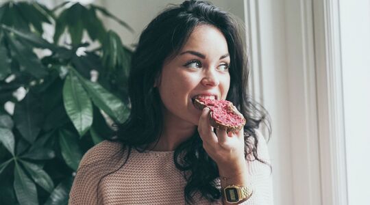 Illustratie voor: Roze bietenspread ziet er niet alleen mooi uit, het is ook nog eens verrassend lekker!