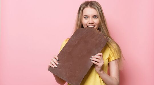 Illustratie voor: Waarom we tijdens onze menstruatie allemaal cravings hebben naar chocolade