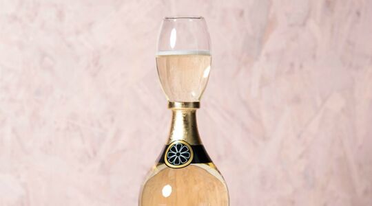 Illustratie voor: Vier een geweldig feestje met dit bodemloze prosecco glas