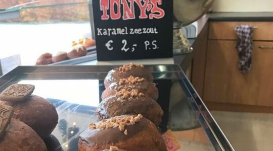 Illustratie voor: Hemels: deze oliebollen zijn gevuld met Tony’s Chocolonely karamel zeezout!