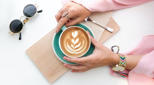 Illustratie voor: Ben jij een koffieliefhebber? Te veel koffie zou je boobies doen krimpen