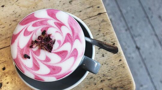 Illustratie voor: Er is nu roze latte macchiato en dit wil je proberen
