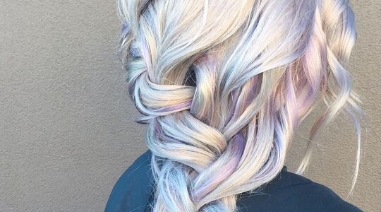 Illustratie voor: Dé haartrend van 2018: grijze lokken met unicorn kleuren