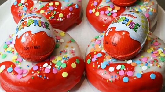 Illustratie voor: Van deze Kindersurprise donut loopt het water je in de mond