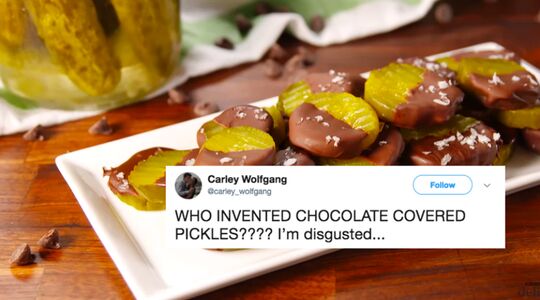 Illustratie voor: Augurk gedipt in chocolade: de nieuwste snack trend in Amerika