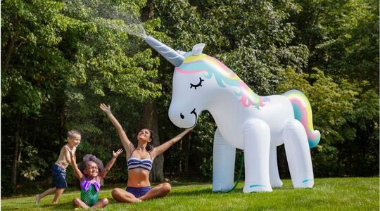 Illustratie voor: Deze mega opblaasbare unicorn sproeier maakt jouw zomer compleet