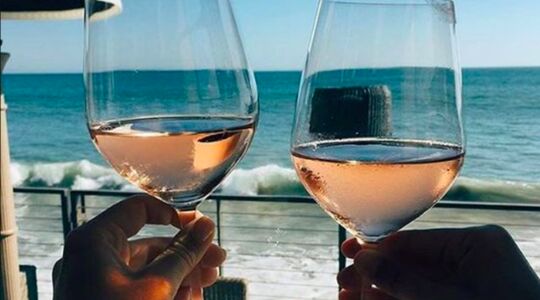 Illustratie voor: Het effect van alcohol drinken in de zon op je uiterlijk