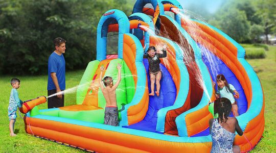 Illustratie voor: Met deze splash & slide haal je het kind weer in je naar boven