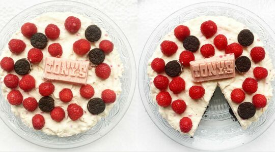 Illustratie voor: Recept van de dag: Cheesecake met Oreo, Tony’s Chocolonely en frambozen