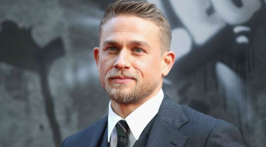 Illustratie voor: Hè hè, eindelijk Charlie Hunnam weer in XXL formaat te bewonderen