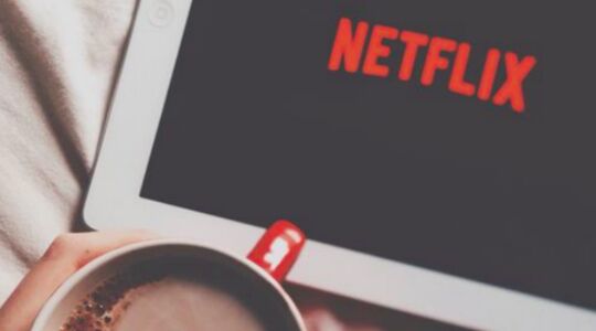 Illustratie voor: 1 op de 4 Netflixkijkers kijkt ook tijdens werk