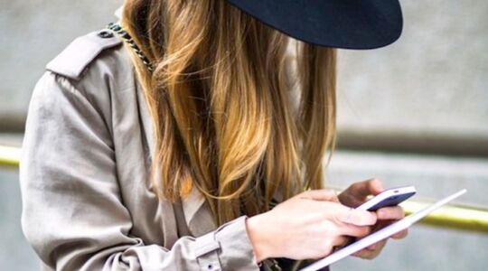 Illustratie voor: De dating app waarbij het lot van jouw liefdesleven in de handen van je vrienden ligt