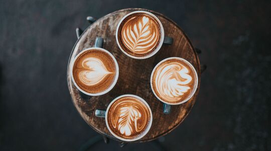Illustratie voor: Cafeïne: de oppepper voor je huid
