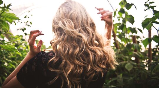 Illustratie voor: Met deze beautyhack heb je binnen no-time krullen in je haar