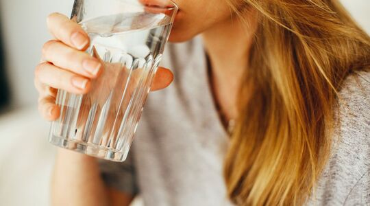 Illustratie voor: Dit zijn de redenen waarom je dagelijks voldoende water moet drinken
