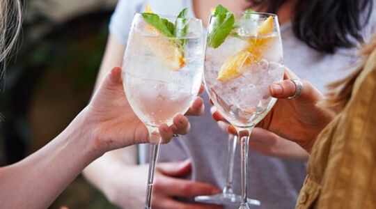 Illustratie voor: Vergeet de gin tonic, dit is wat je van de zomer gaat drinken
