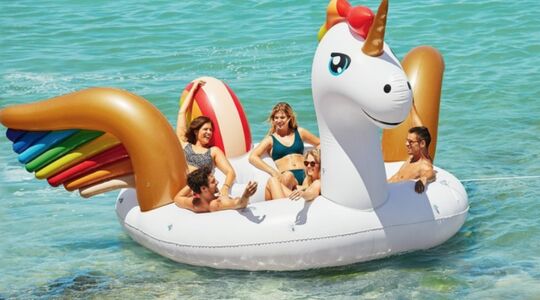 Illustratie voor: Heerlijk dobberen met je vrienden op deze gigantische Unicorn