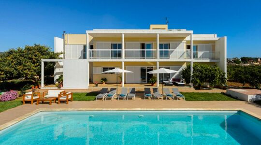 Illustratie voor: Een onvergetelijke vakantie beleven op Ibiza met je vrienden? Hier wil je overnachten