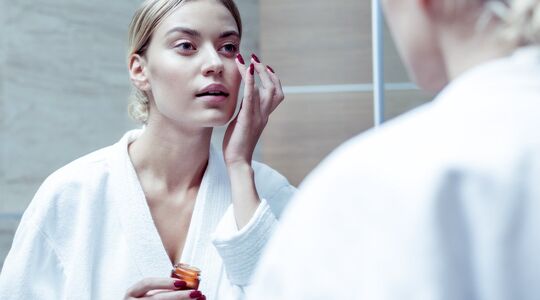 Illustratie voor: De wisseling van de wacht: zo pas je je make-up routine aan voor de winter