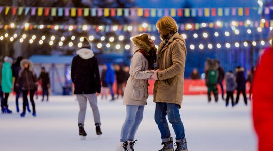 Illustratie voor: Dit wil je niet missen: Een silent disco op schaatsen