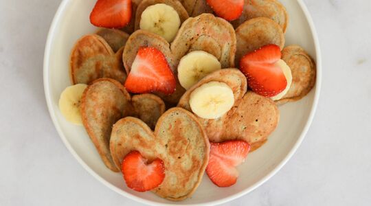 Vegan hartjespannenkoeken met banaan en rood fruit_horizontaal