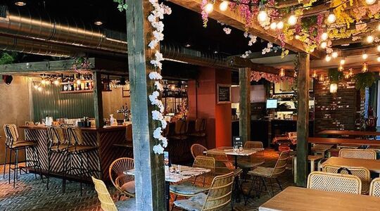 Illustratie voor: Cocktails, gezelligheid en een wereldkeuken: Bar Kartel is een nieuwe favoriet in Amsterdam