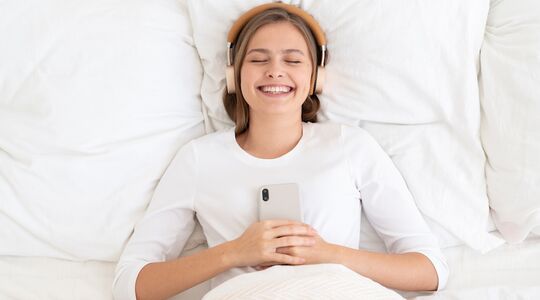 Illustratie voor: Leren, lachen en luisteren: dit zijn de 10 populairste podcasts in Nederland van dit moment