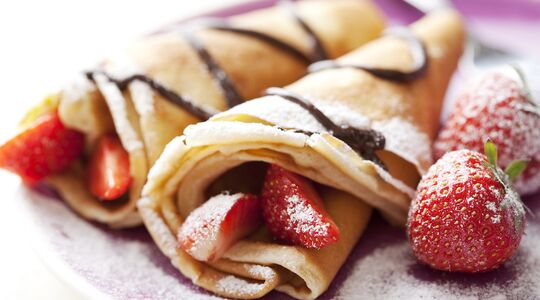 Illustratie voor: Lekker ontbijtje op zondag: vegan Nutella crêpes met rood fruit
