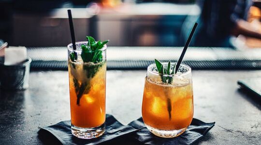 Illustratie voor: Met deze heerlijke wintercocktails maak jij er thuis een feestje van
