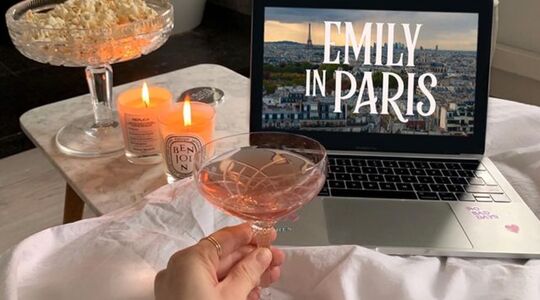 Illustratie voor: Met de nieuwe ‘shuffleknop’ op Netflix heb je nooit meer last van keuzestress