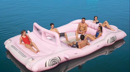 Illustratie voor: Dé hit voor de zomer: deze roze opblaasbare limousine