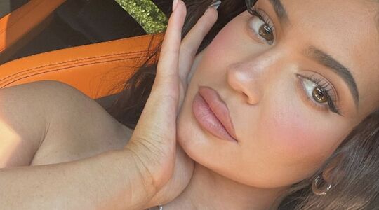 Illustratie voor: Huizencollectie: Kylie Jenner’s optrekje in Holmby Hills