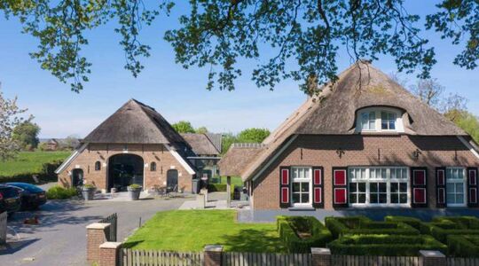 Illustratie voor: Dit is de waanzinnige luxe woonboerderij van rapper Snelle