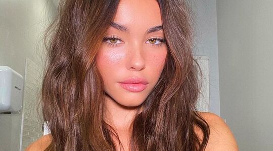 Illustratie voor: Wishing for long hair? 5 tips om jouw haar sneller te laten groeien