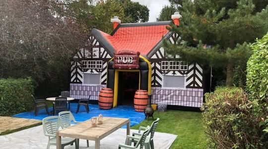 Illustratie voor: De kroeg naar huis halen? Je kunt deze opblaaskroeg in je tuin zetten